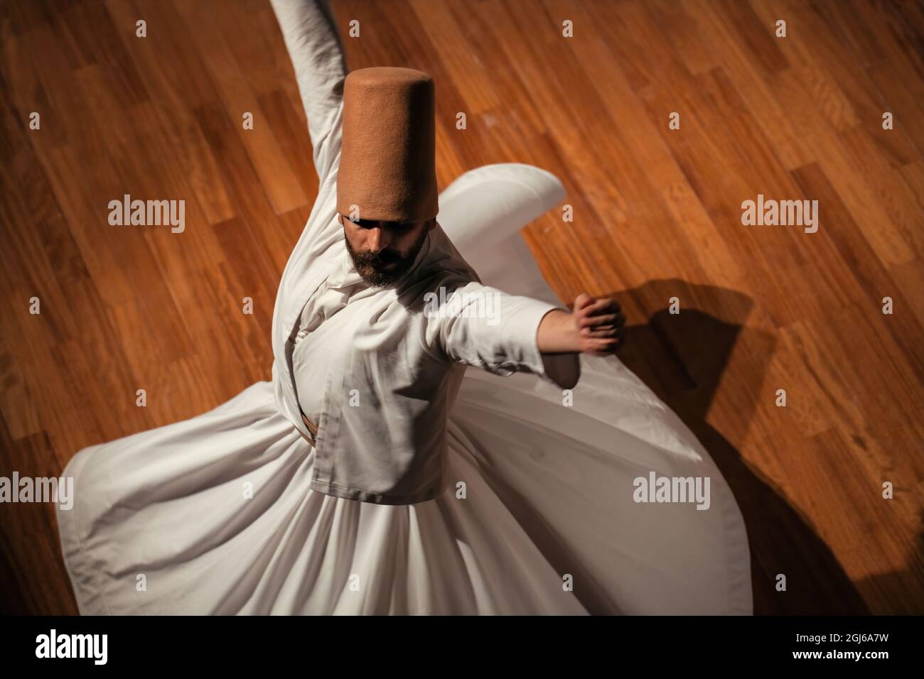 Konya - 05 octobre 2021 : Dervish tourbillonnant | Semazen exécutant le rituel Sama sur scène. La danse des Derviches est une sorte de méditer sur Dieu par la musique Banque D'Images
