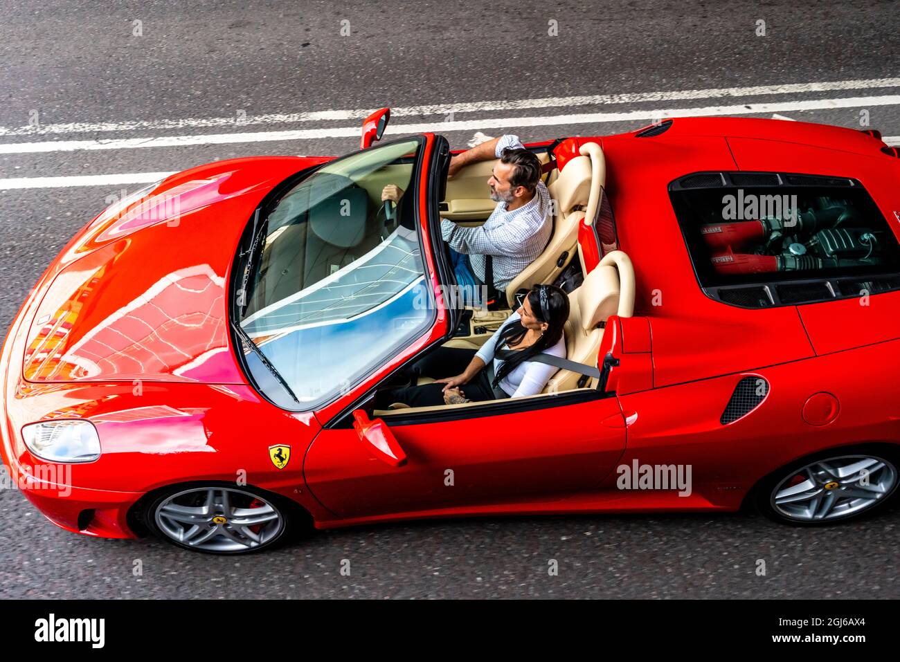 Un homme conduit Une Ferrari le long du Embankment, Londres, Royaume-Uni. Banque D'Images