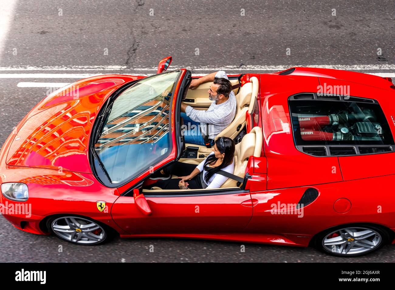 Un homme conduit Une Ferrari le long du Embankment, Londres, Royaume-Uni. Banque D'Images