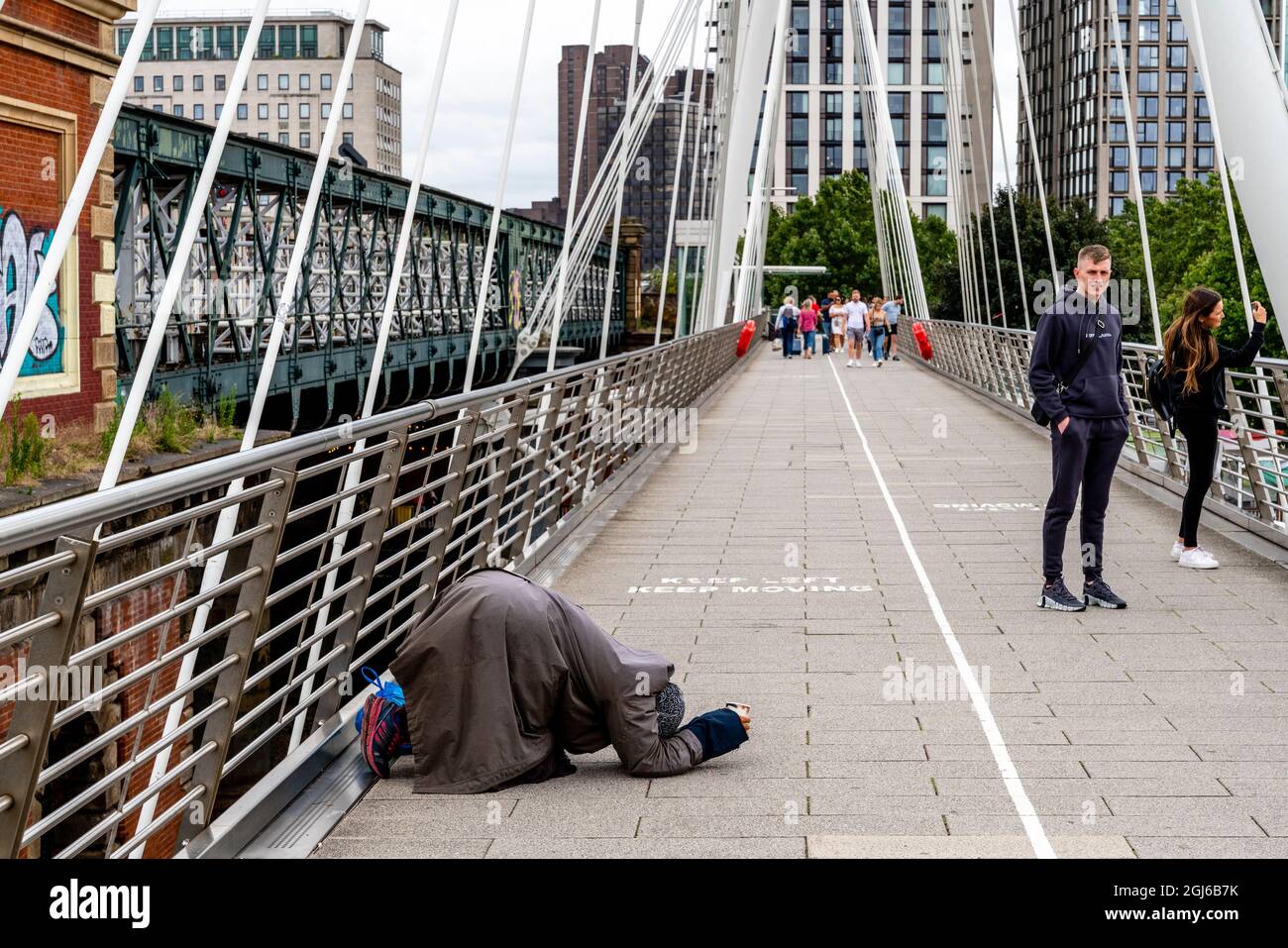 Une femme mendiant sur les ponts du Jubilé d'or, Londres, Royaume-Uni Banque D'Images