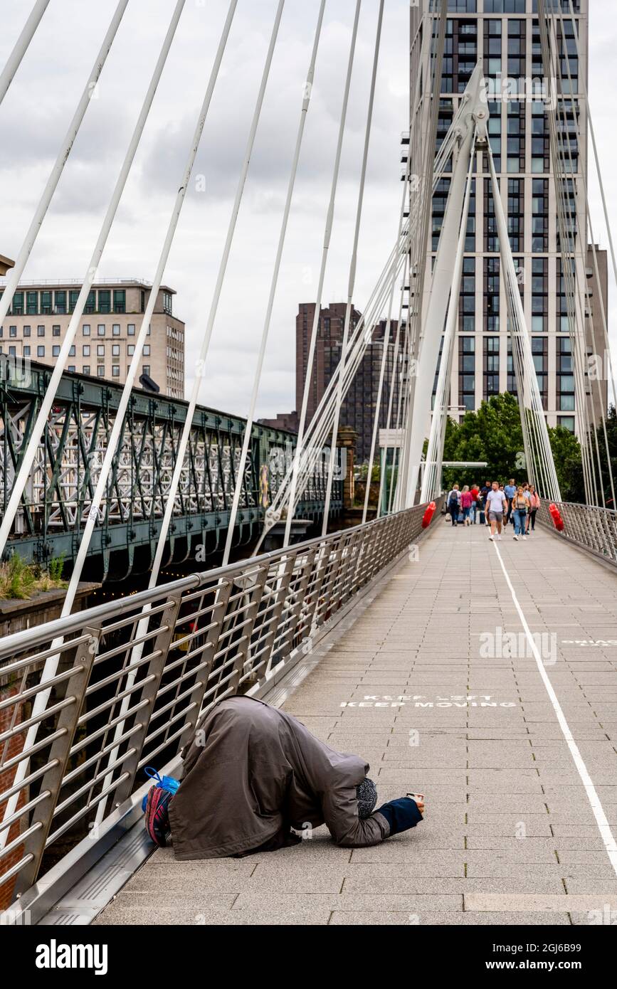 Une femme mendiant sur les ponts du Jubilé d'or, Londres, Royaume-Uni Banque D'Images