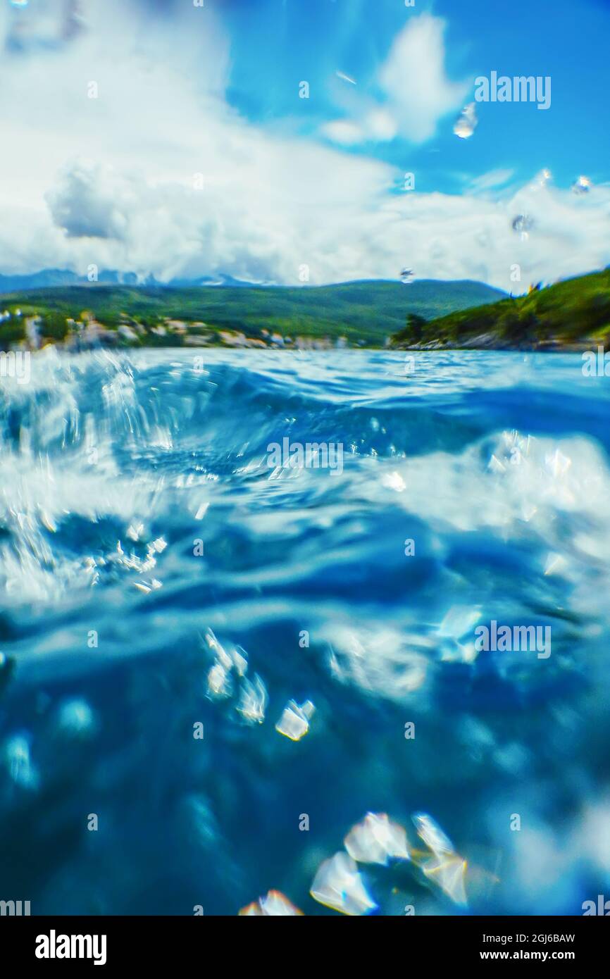 Gros plan sur les vagues de mer, vue à angle bas Tropical Island sur la surface Banque D'Images