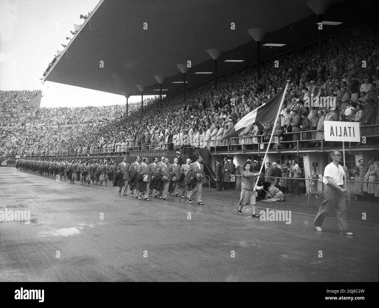 L'ÉQUIPE OLYMPIQUE ITALIENNE EN MARS DERNIER Helsinki : l'équipe olympique italienne d'athlètes qui marchent autour du stade ici à l'ouverture de la XVème Olympiade où près de 6,000 athlètes de 70 nations doivent participer. 20 juillet 1952 Banque D'Images
