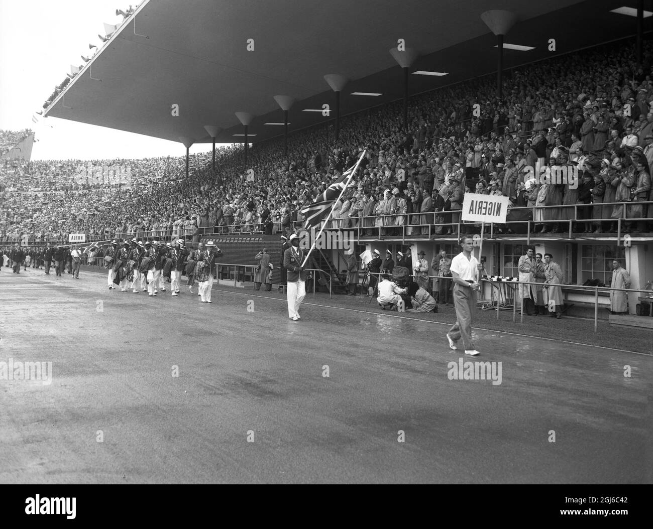 Helsinki : l'équipe nigériane a parader au stade olympique Helsinki au début des Jeux Olympiques 19 juillet 1952 Banque D'Images