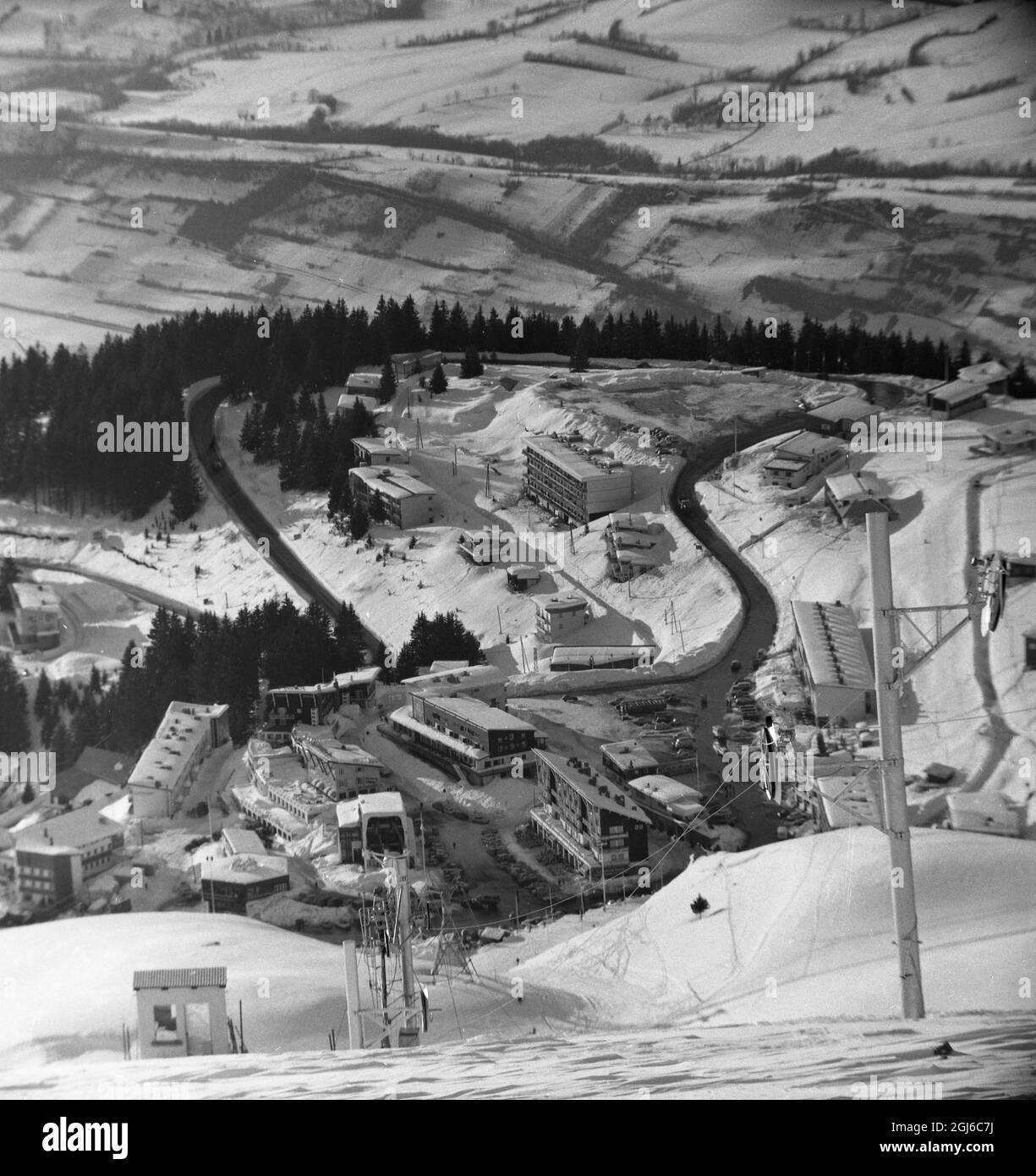 Ski View les skieurs participant aux Jeux Olympiques d'hiver à venir auront cette vue panoramique magnifique des événements alpins des Jeux , 18 janvier 1968 Banque D'Images