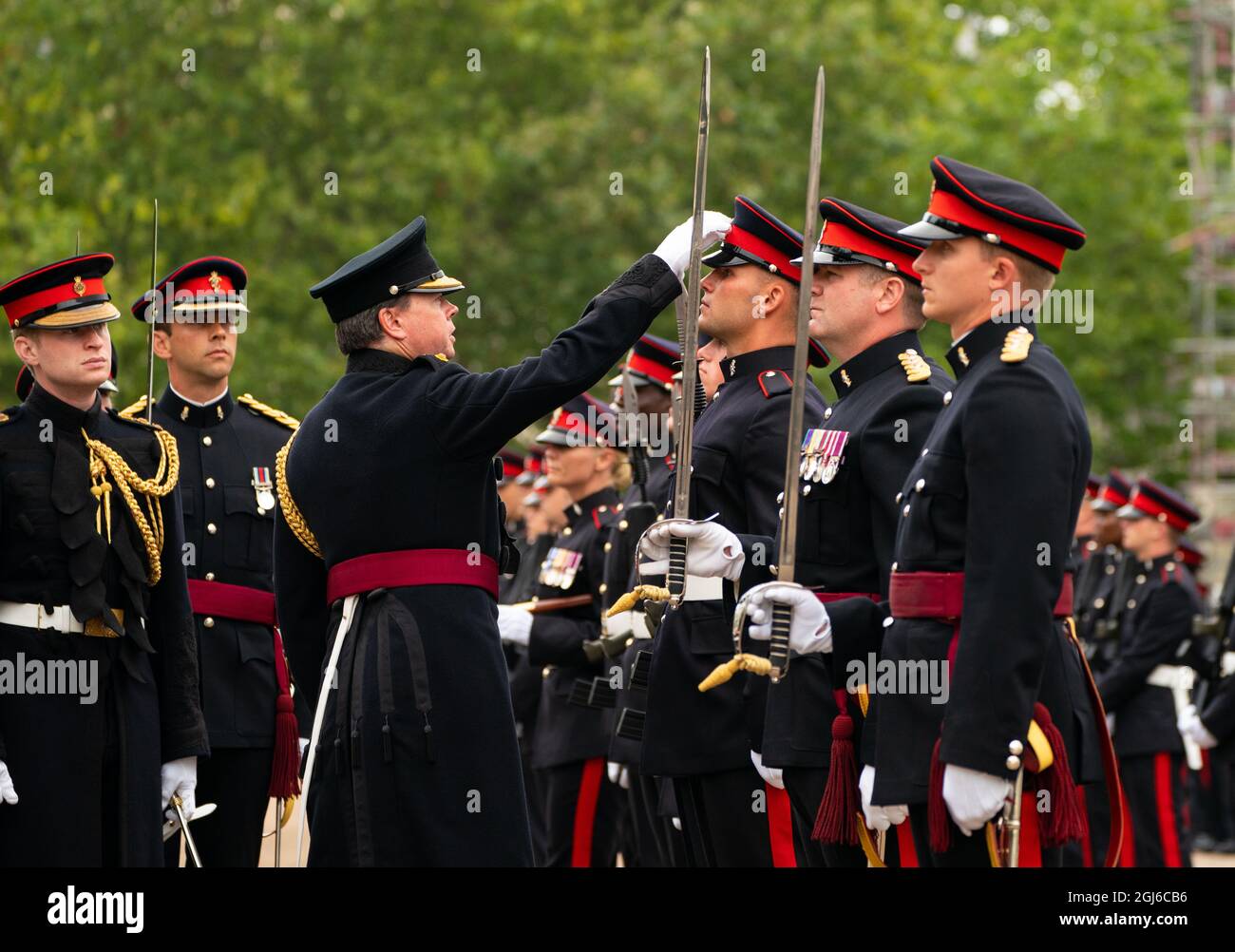 Le major de brigade Guy Stone passe en revue les troupes du bataillon blindé de soutien fermé 4 basé dans le Wiltshire Royal Electrical and Mechanical Engineers (4REME) lors de l'inspection finale à la caserne Wellington à Londres, avant de fournir des troupes à la garde de la Reine. C'est la première fois en près de 30 ans que le REME a occupé la garde de la Reine. Date de la photo : jeudi 9 septembre 2021. Banque D'Images