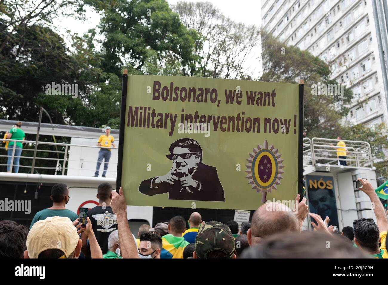 Un conseil d'administration dit : « Bolsonaro, nous voulons une intervention militaire maintenant », lors de manifestations qui montrent le soutien au président Jair Bolsonaro Banque D'Images