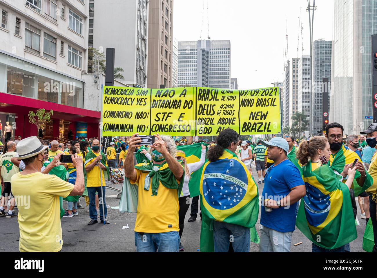 Les Brésiliens protestaient le 7 septembre, montrant leur soutien au président Jair Messias Bolsonaro Banque D'Images