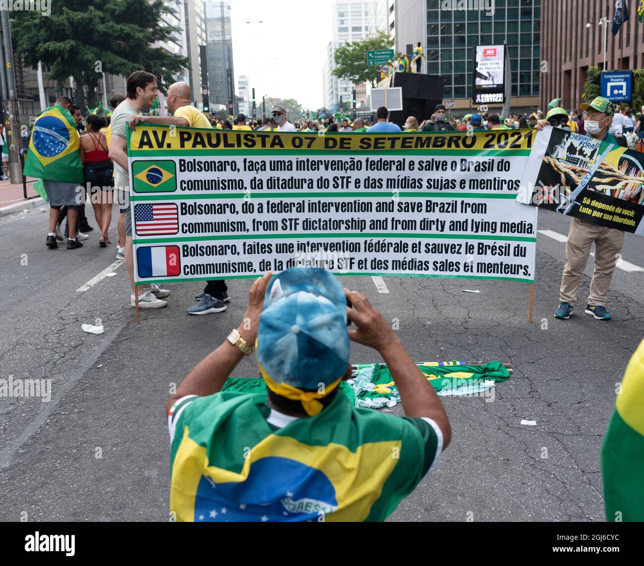 Homme brésilien prenant une photo lors d'un affichage pro-Bolsonaro le 7 septembre Banque D'Images