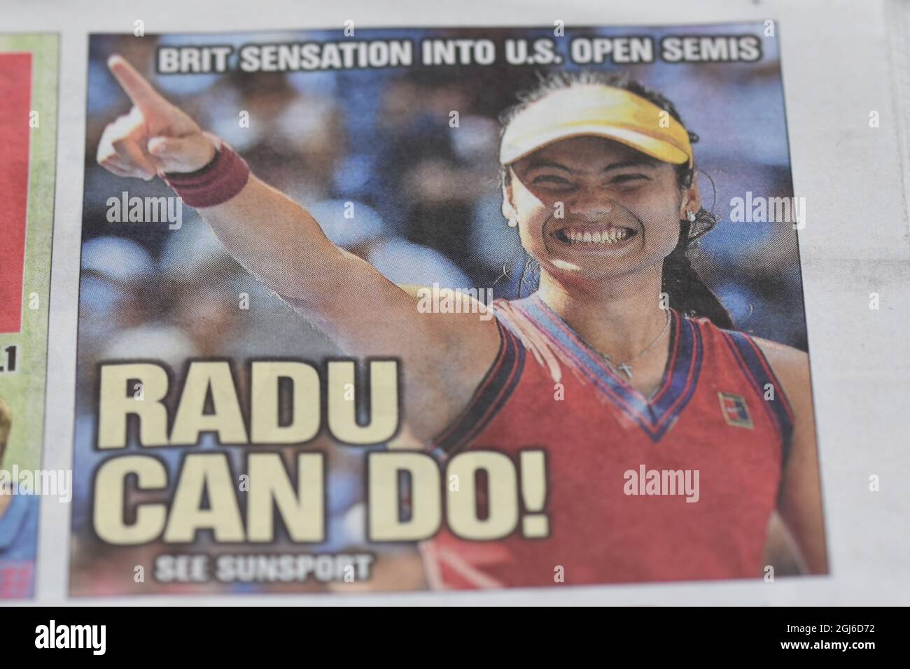 Un article de journal britannique sur la joueuse de tennis Emma Raducanu dans l'US Open de 2021 Banque D'Images