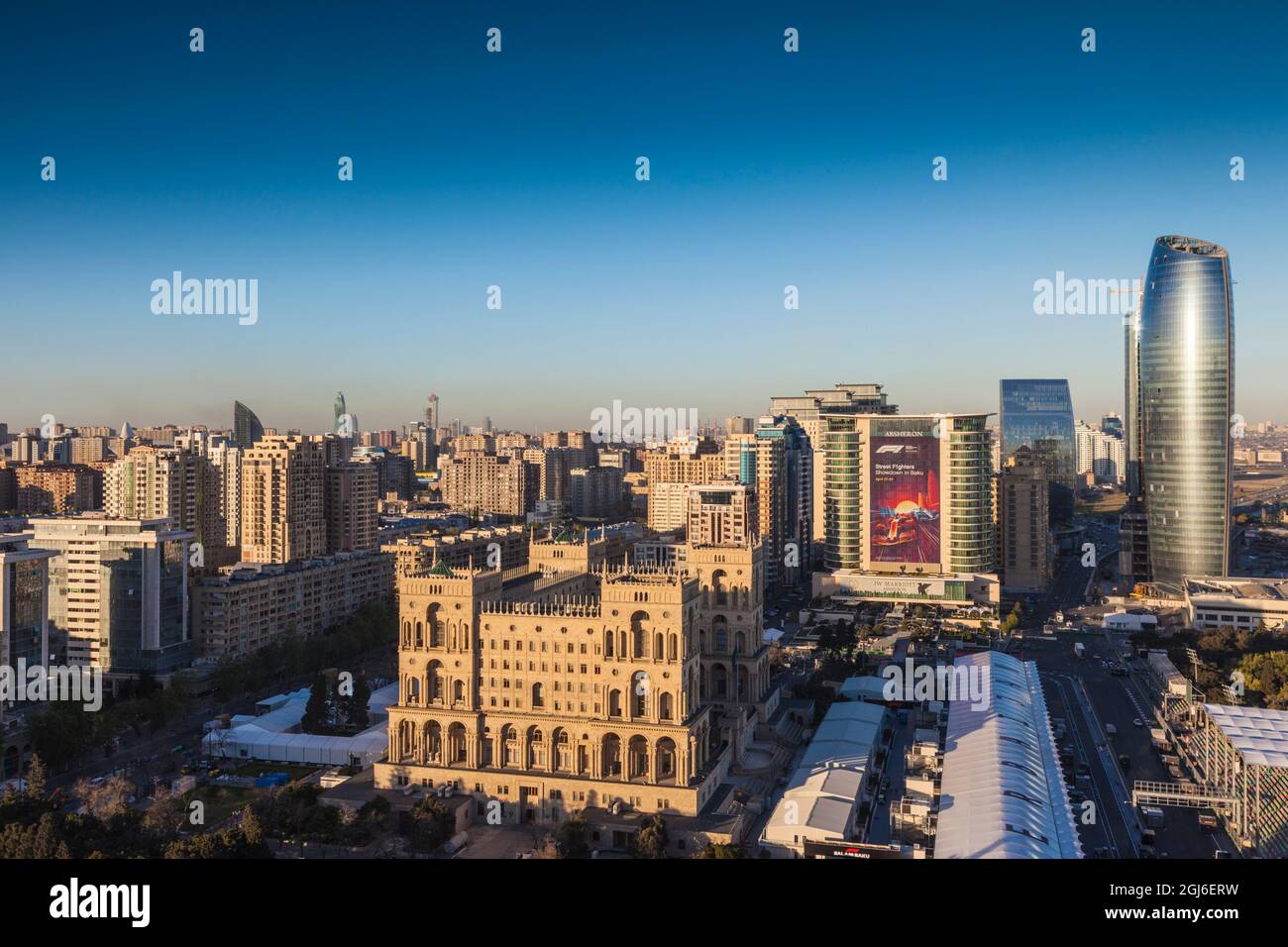Azerbaïdjan, Bakou. Horizon avec la maison du gouvernement soviétique Dom. Banque D'Images