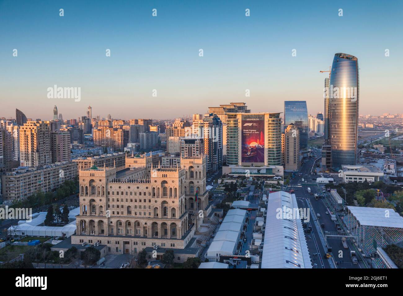 Azerbaïdjan, Bakou. Horizon avec la maison du gouvernement soviétique Dom. Banque D'Images