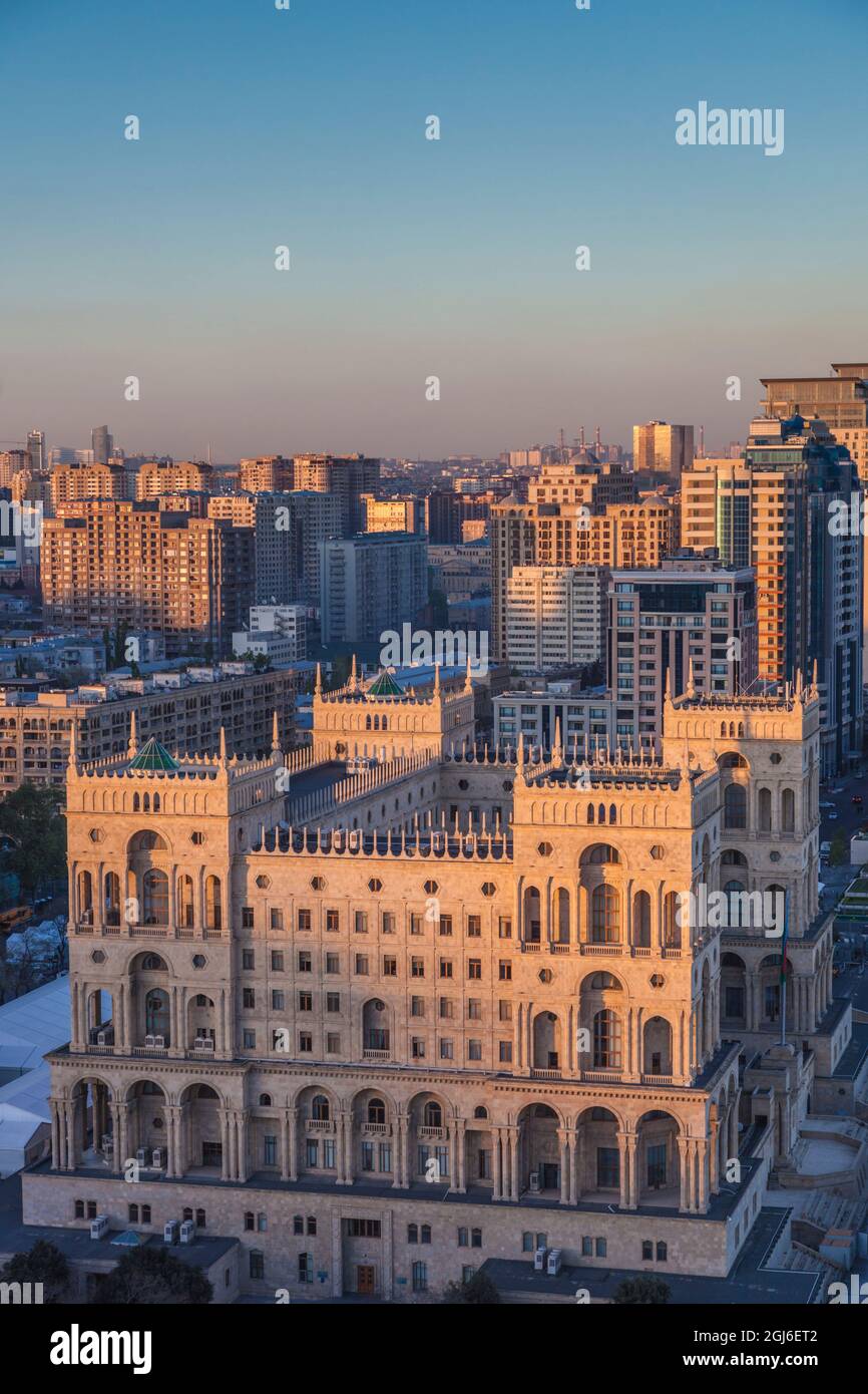 Azerbaïdjan, Bakou. Horizon avec la maison du gouvernement soviétique Dom. Banque D'Images