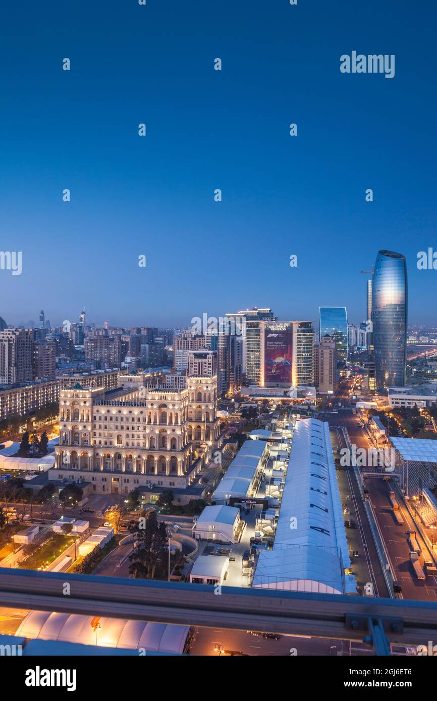 Azerbaïdjan, Bakou. Horizon avec la maison du gouvernement soviétique Dom. Banque D'Images