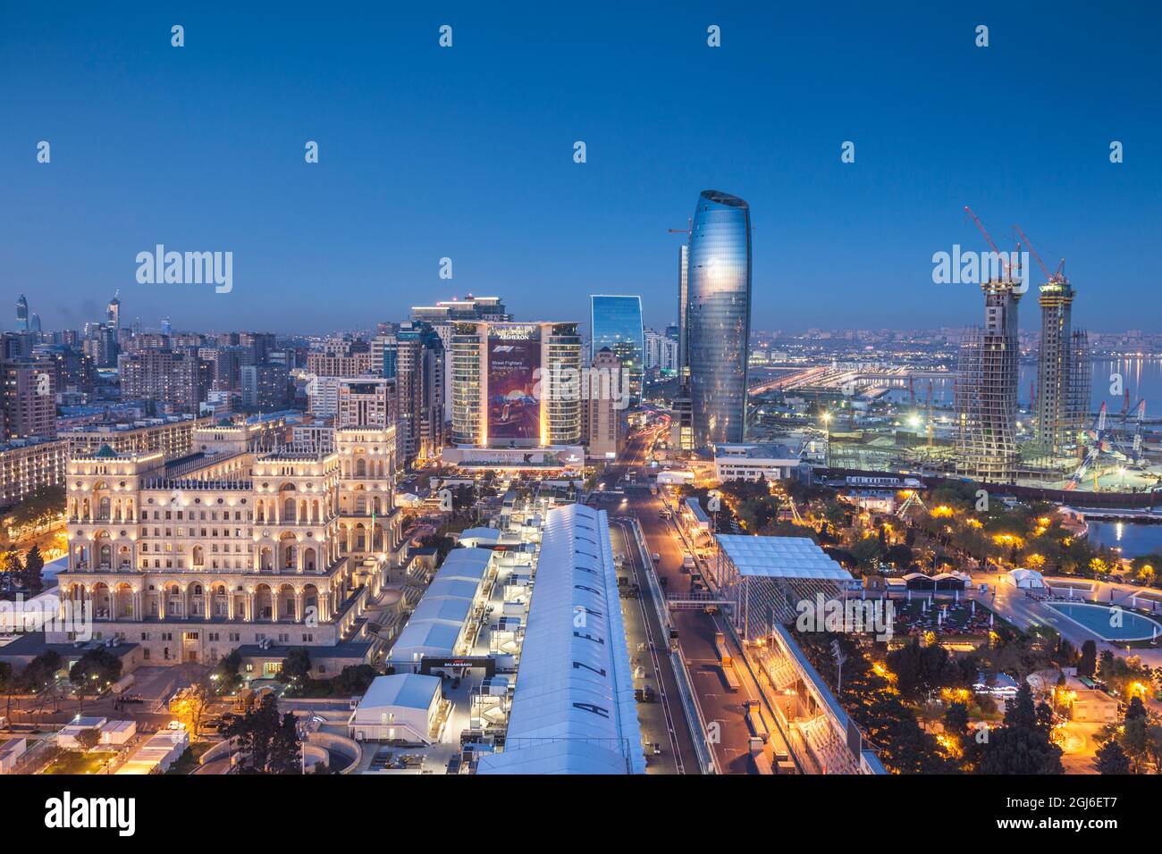 Azerbaïdjan, Bakou. Horizon avec la maison du gouvernement soviétique Dom. Banque D'Images