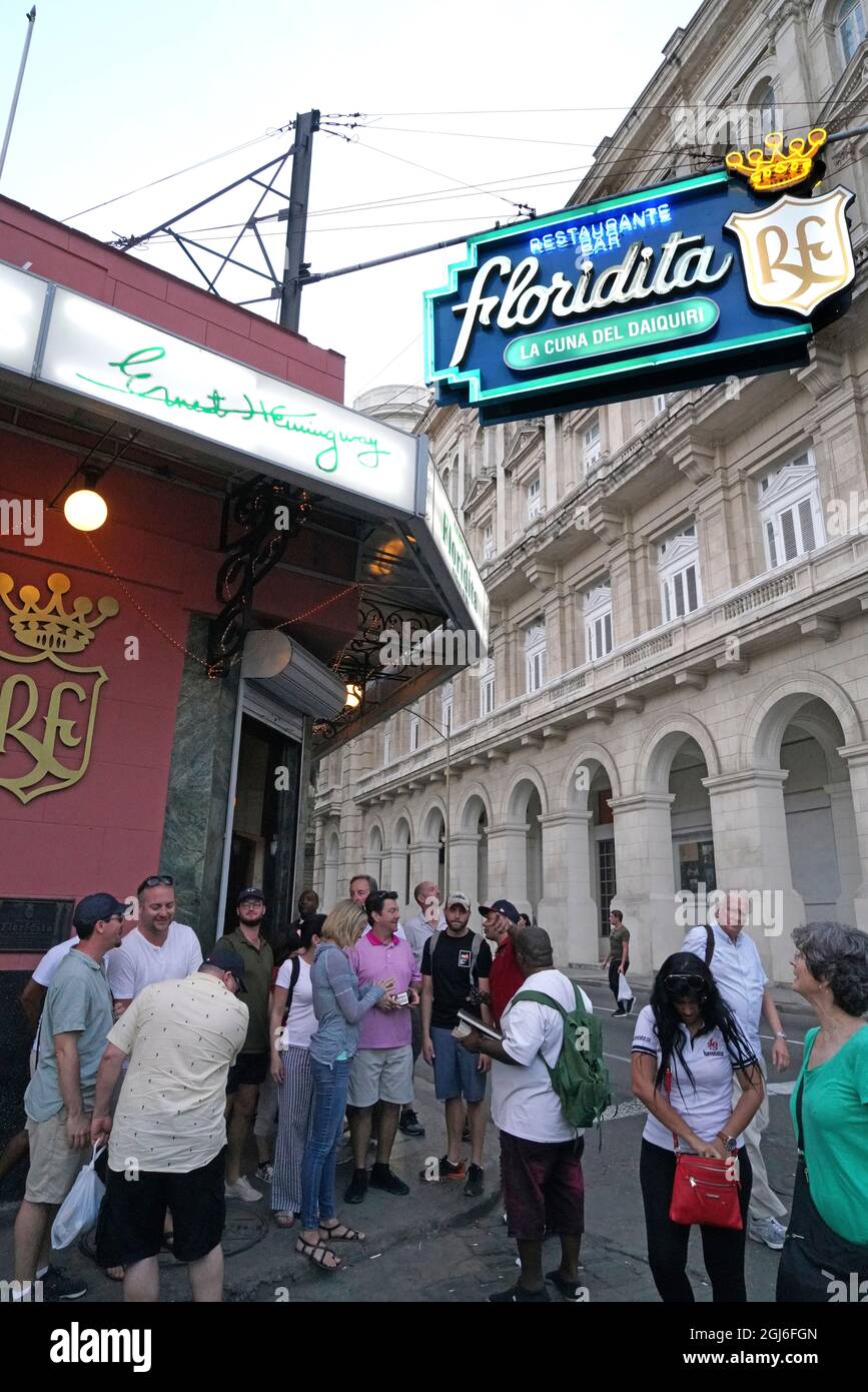 Bar El Floridita à la Havane, Cuba . Une statue de Hemingway en premier plan avec une photo de Hemmingway et Castro sur le mur en arrière-plan. Banque D'Images