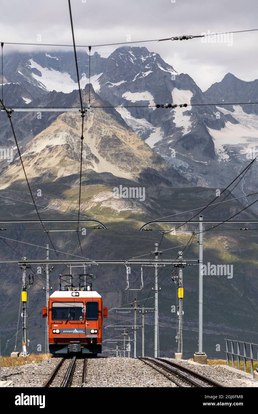 Train le long du chemin de fer à crémaillère de Gornergrat, Zermatt, Valais, Suisse Banque D'Images