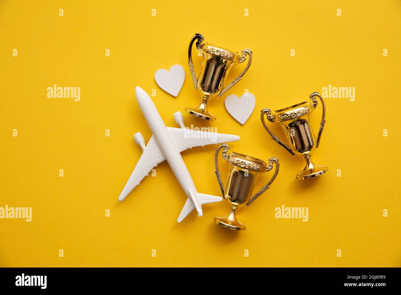 Voyages en avion. Satisfaction de l'industrie aéronautique. Jouet avion avec trophée d'or Banque D'Images