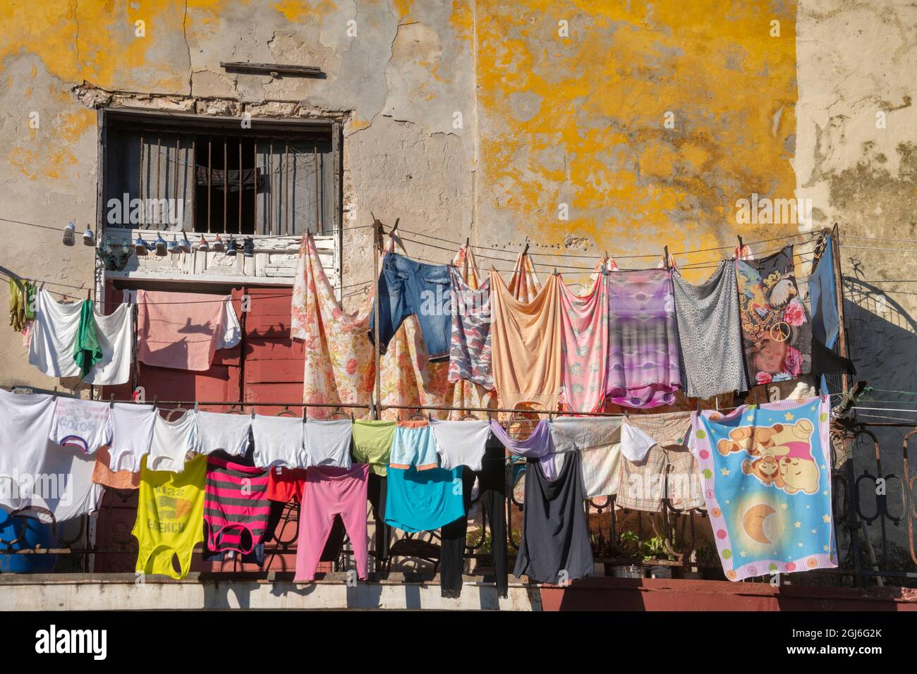 Linge coloré séchant sur les lignes de vêtements à l'extérieur de la résidence avec peinture écaillée dans la vieille Havane; la Habana Vieja, Cuba Banque D'Images