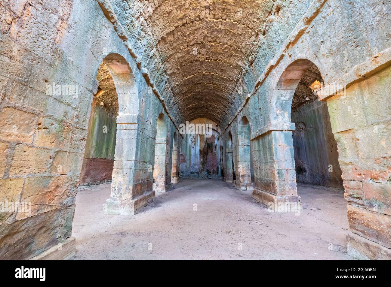 Vue intérieure de la citerne romaine antique sur le site archéologique des ruines de Minoan à Aptera. Crète, Grèce Banque D'Images
