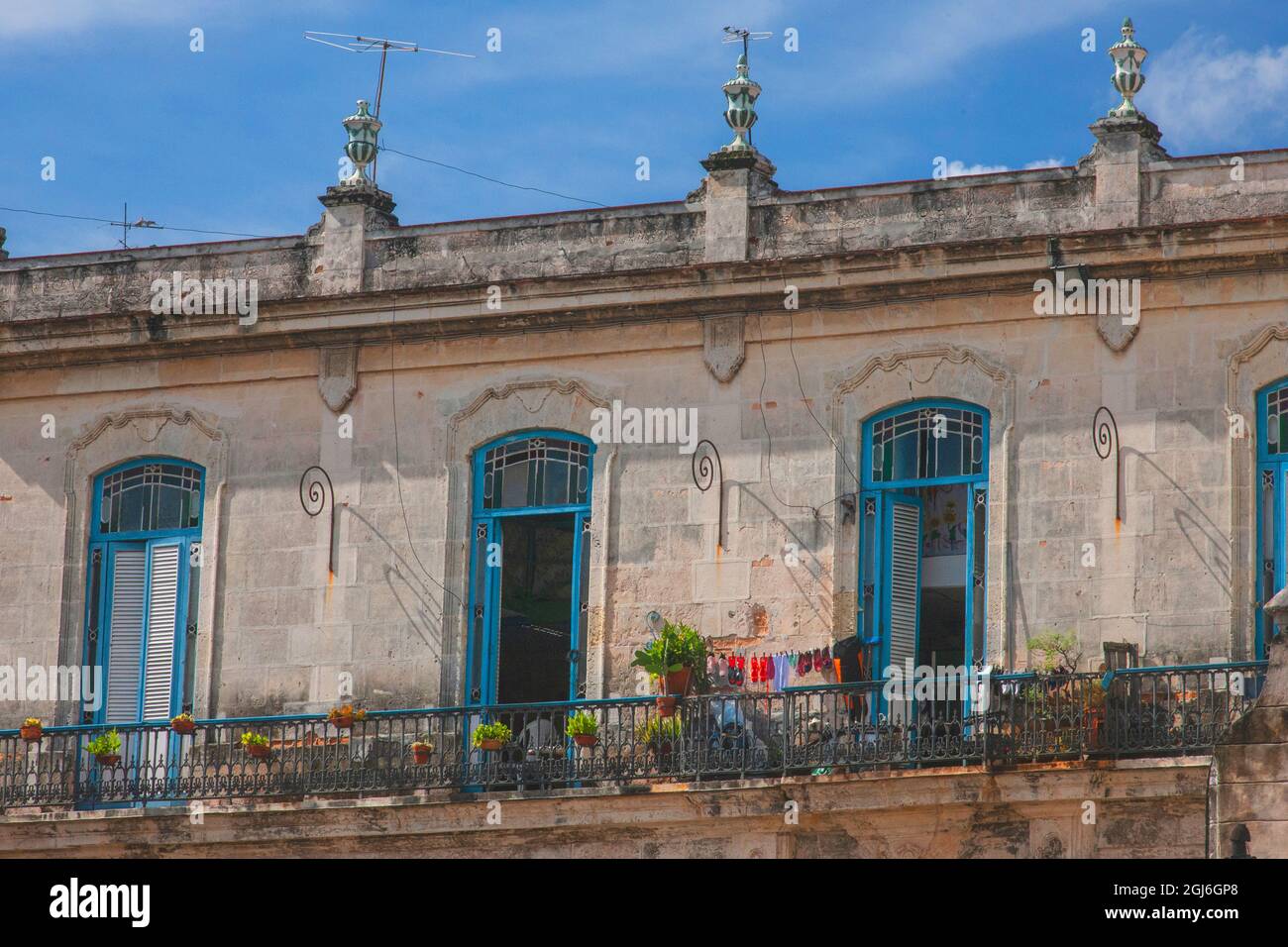 Deuxième étage d'une résidence privée historique sur la Plaza Viejo dans la vieille Havane. Banque D'Images