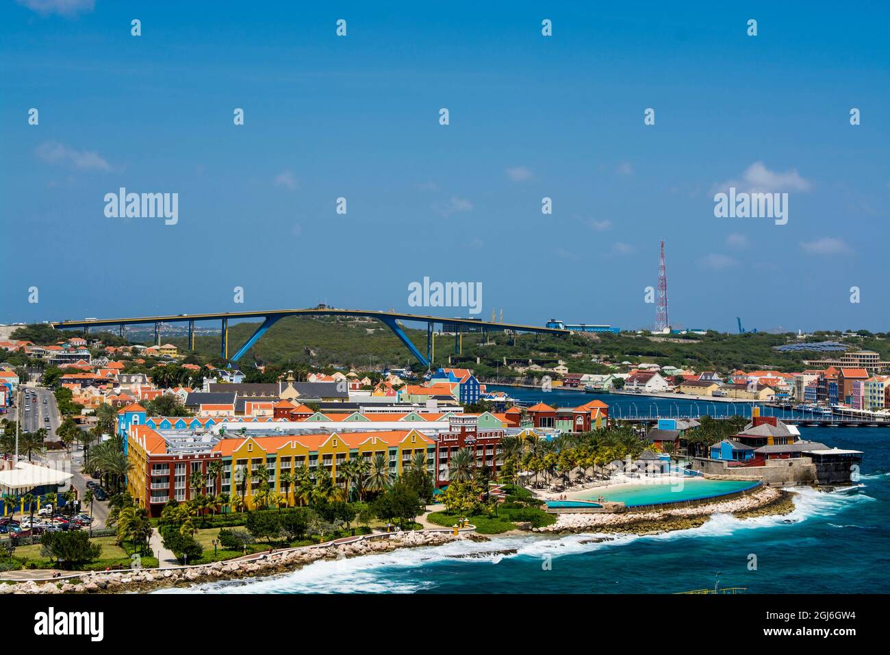 Vue aérienne de la capitale Willemstad avec le pont de la reine Juliana, Curaçao. Banque D'Images
