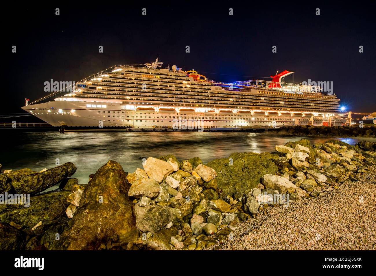 Bateau de croisière au port de croisière, Willemstad, Curaçao. Banque D'Images