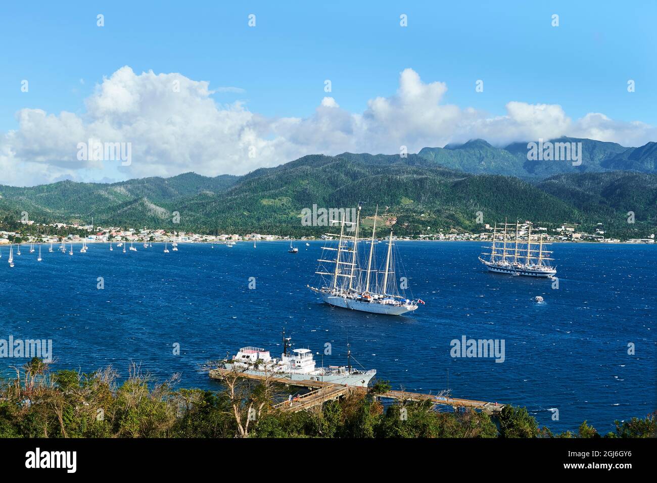 Caraïbes, Antilles, île de la Dominique. Star Clipper de la ligne de croisière Star Clipper (à gauche) et Royal Clipper (à droite) à l'ancre dans la baie de Prince Rupert. Banque D'Images