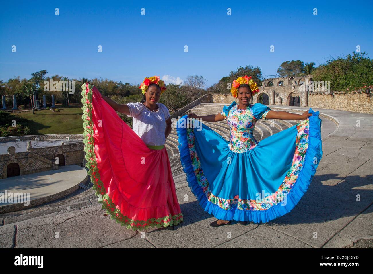 Femme dominicaine locale vêtue de vêtements traditionnels des Caraïbes à la Romana Casa de Campo à Punta Cana, République dominicaine. Banque D'Images
