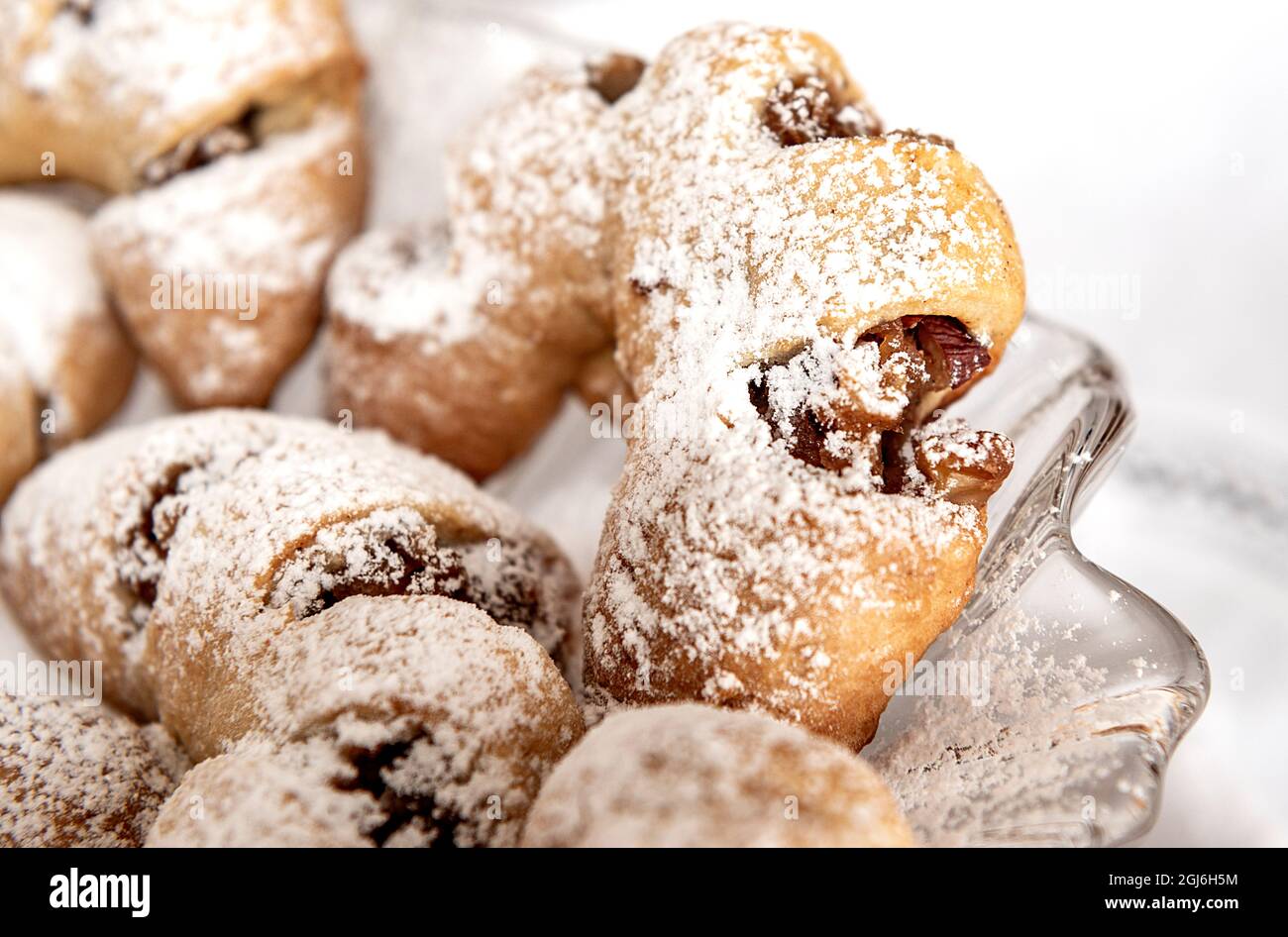 biscuits aux pommes et saupoudrés de sucre en poudre Banque D'Images