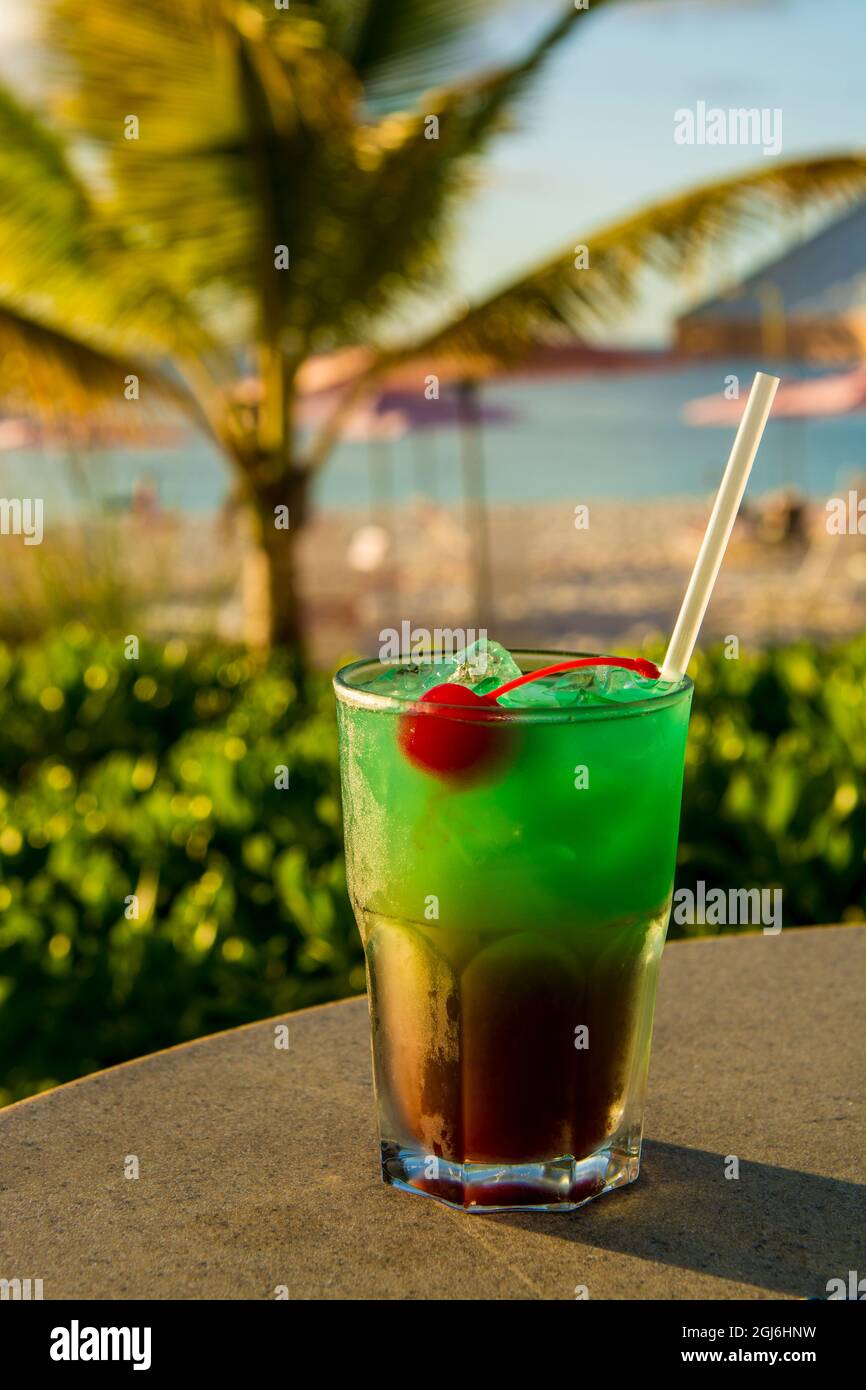 Cocktail Tropical Grace Bay Beach, Providenciales, Turks et Caicos, Caraïbes. Banque D'Images