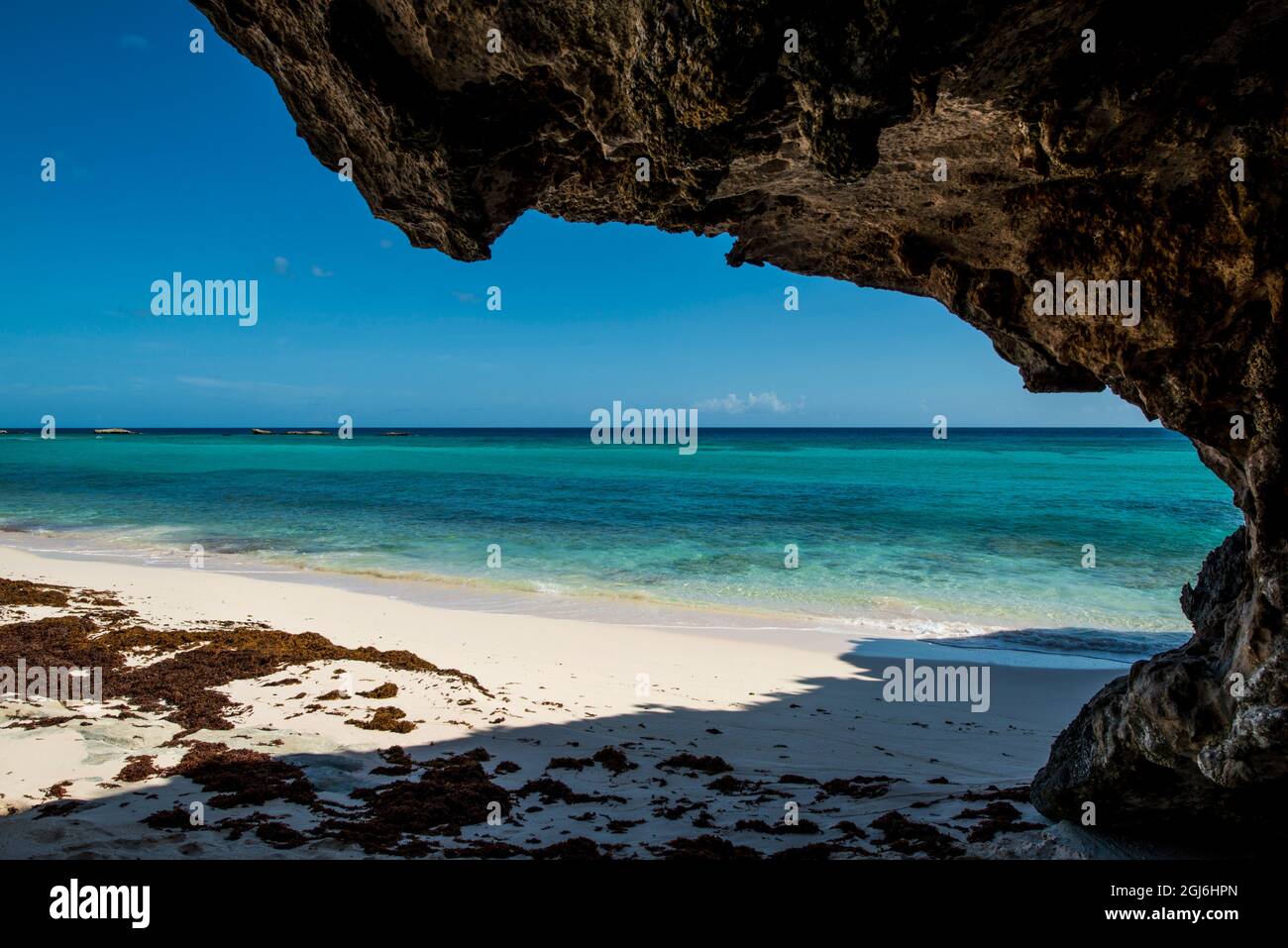 Hidden Cave and Beach, Middle Caicos, Iles Turks et Caicos, Caraïbes. Banque D'Images