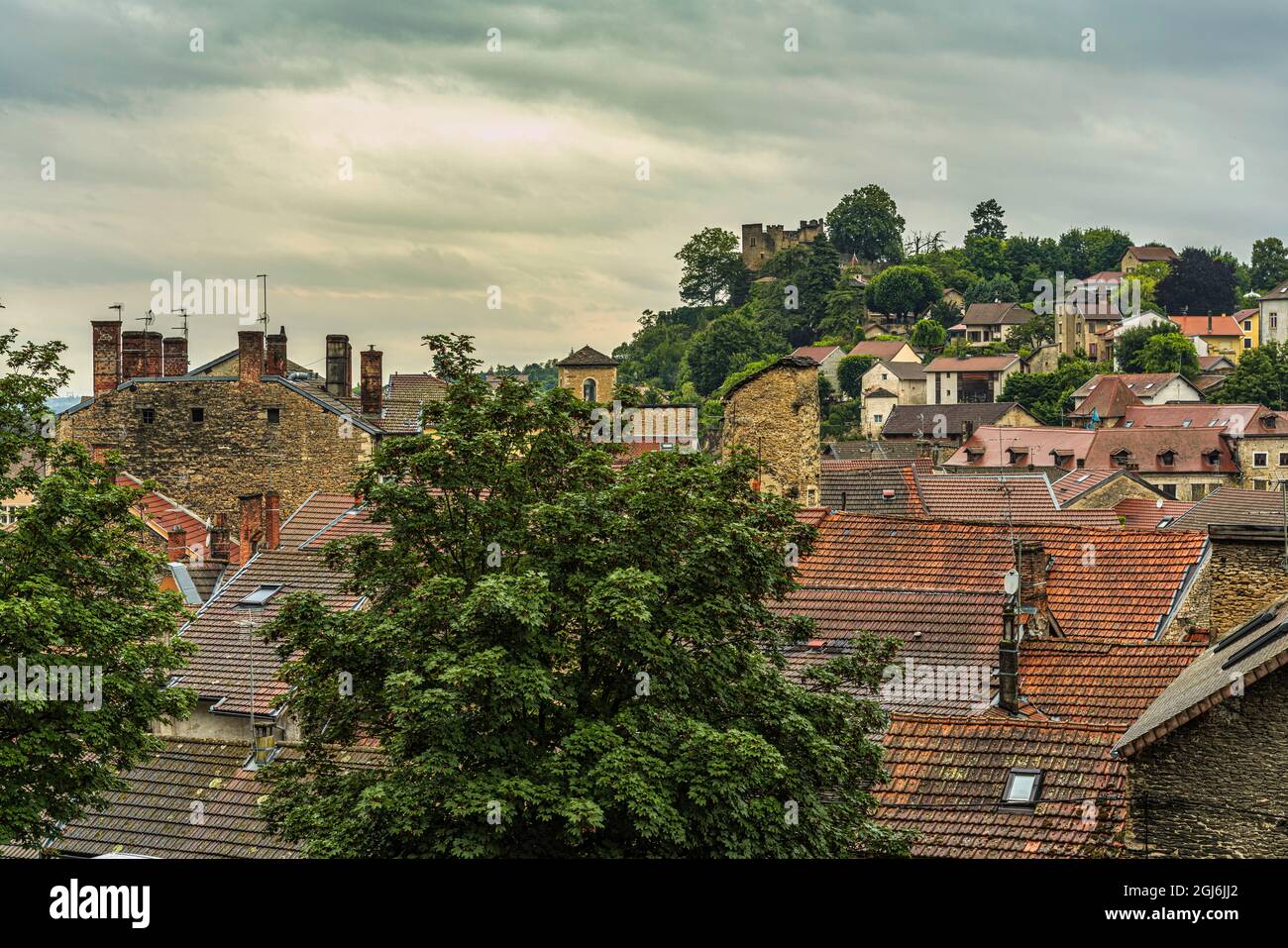 Le vieux village médiéval de Crèmieu avec le château de Dauphin dominant d'en haut. Région Auvergne-Rhône-Alpes, Département de l'Isère, France Banque D'Images