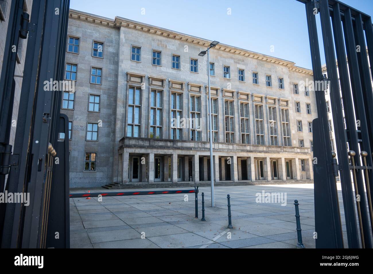 Berlin, Allemagne. 09e septembre 2021. La porte du ministère fédéral des Finances est ouverte. Le ministère public Osnabrück fait des recherches à Berlin depuis jeudi matin au Ministère fédéral des finances et au Ministère fédéral de la justice. Credit: Christophe bateau/dpa/Alay Live News Banque D'Images