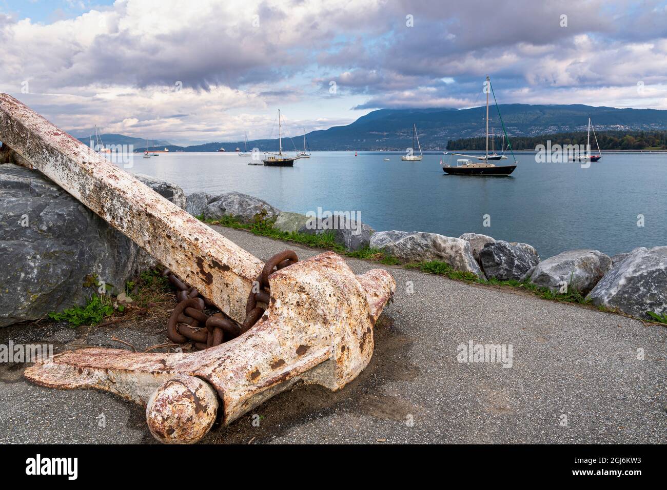 Une ancienne ancre symbolique des vieux jours sur la baie English à Vancouver Banque D'Images