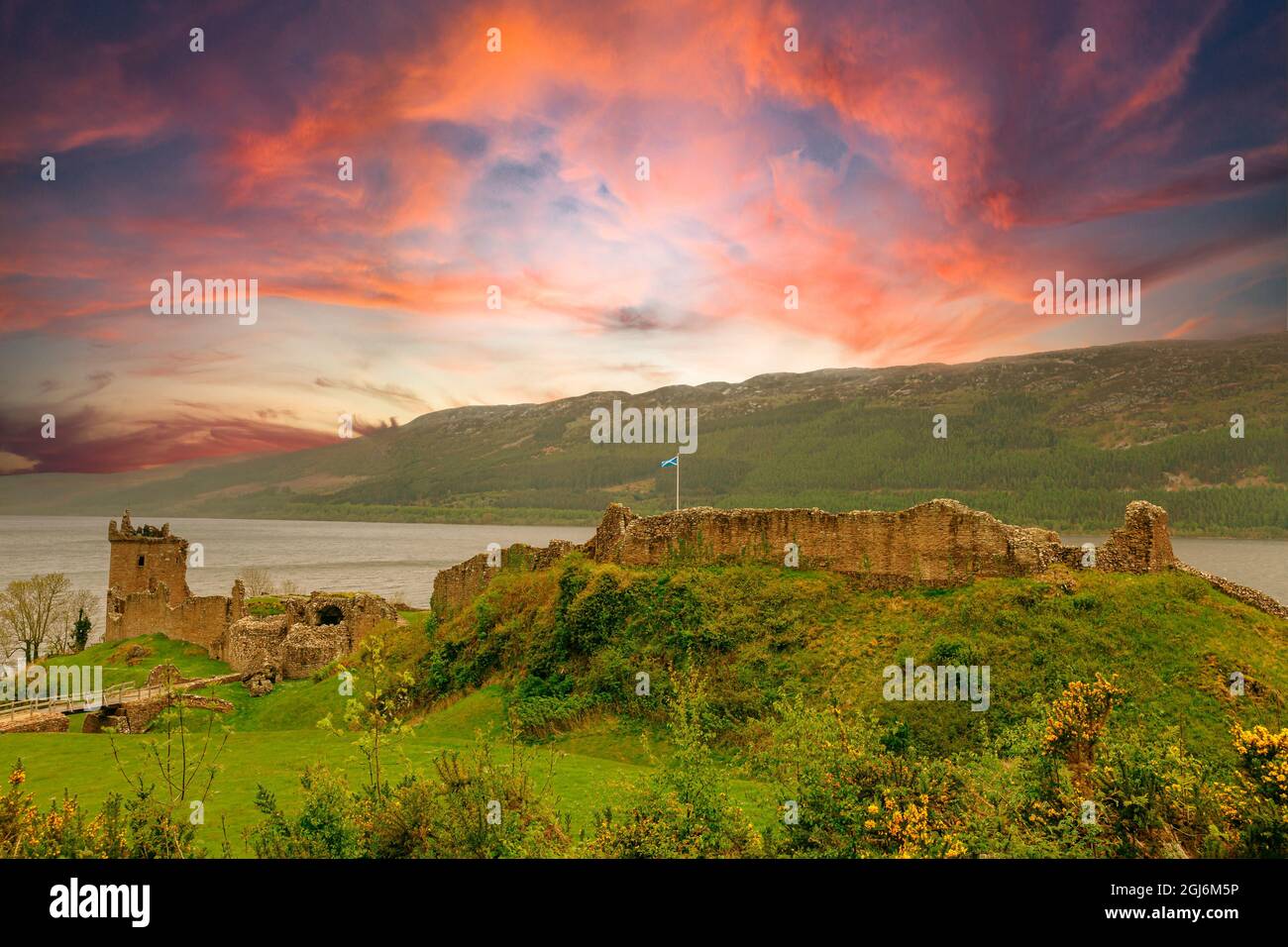 Château d'Urquhart avec drapeau écossais en Écosse, Royaume-Uni. Près de Drumnadrochit et Inverness. Le lac du Loch Ness est célèbre pour la légende du Banque D'Images