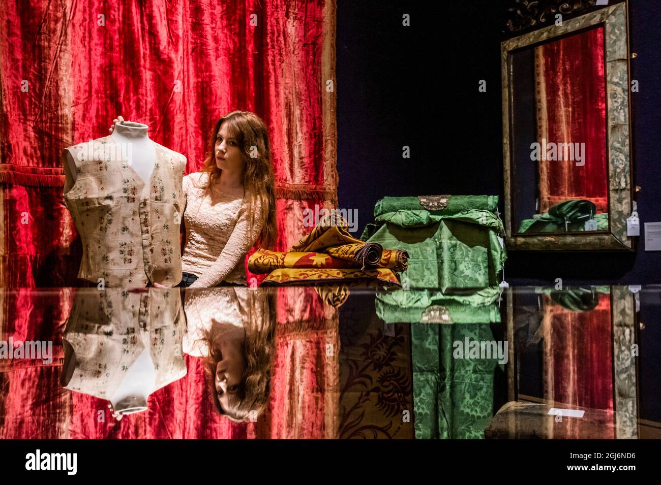 Londres, Royaume-Uni. 9 septembre 2021. Un gilet en soie crème à fleurs, fin du XVIIIe siècle, peut-être anglais, £200-300 et autres articles - mobilier et textiles vernaculaires anciens de la Collection de Lady Hamlyn, à Bonhams New Bond Street. La vente a lieu le 21 septembre 2021. Crédit : Guy Bell/Alay Live News Banque D'Images