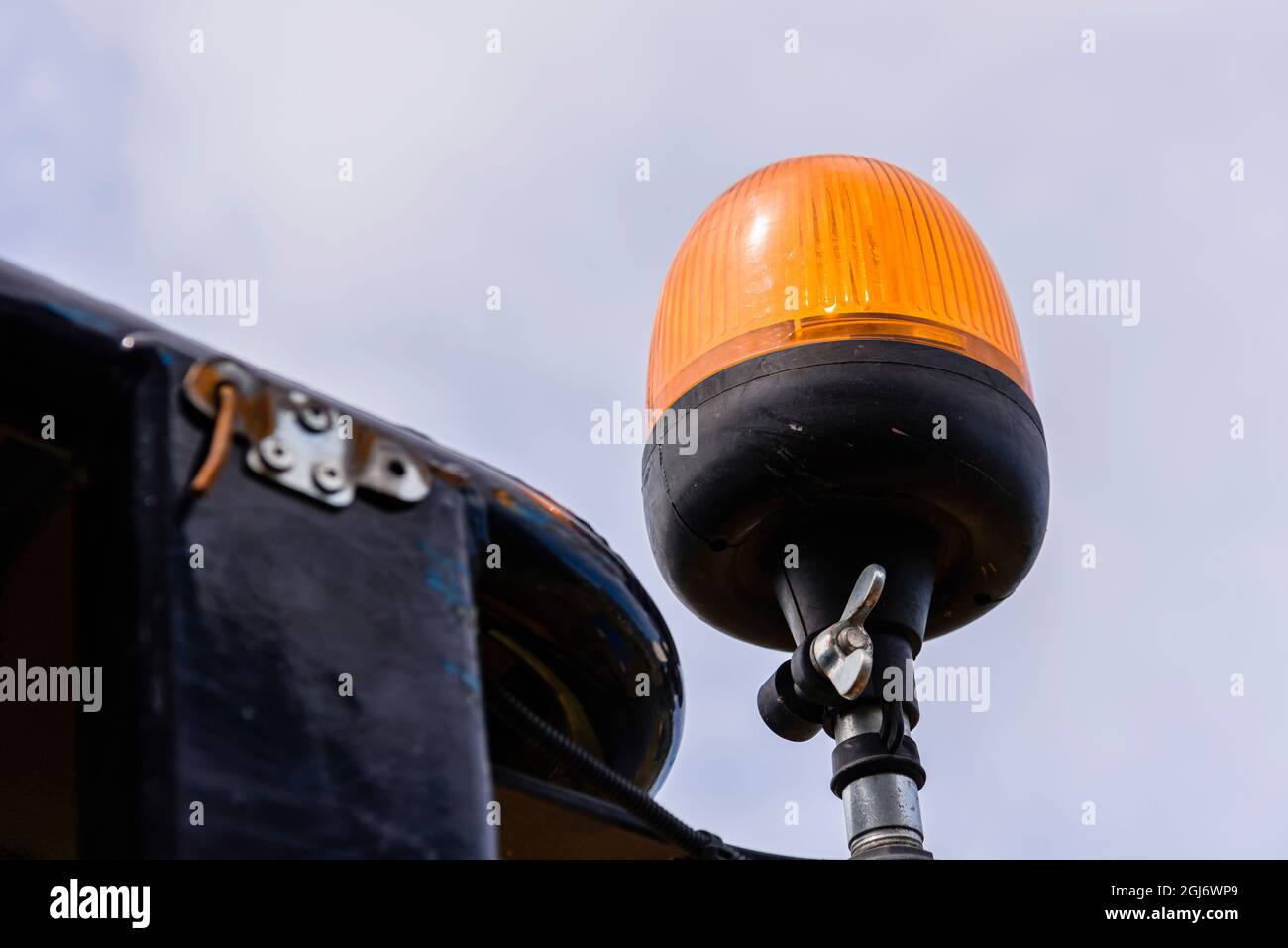 Gyrophare de sécurité orange clignotant sur la cabine de l'équipement de l'usine Banque D'Images