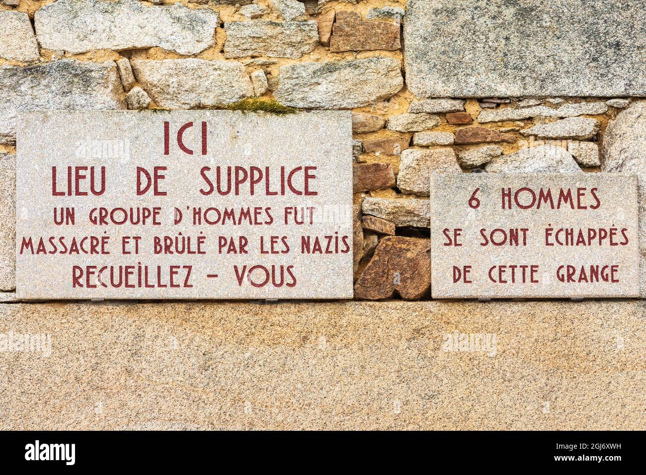 Europe, France, haute-Vienne, Oradour-sur-Glane. Des signes disant «lieu de la torture, un groupe d'hommes a été massacré et brûlé par les nazis et 6 hommes ont échappé Banque D'Images