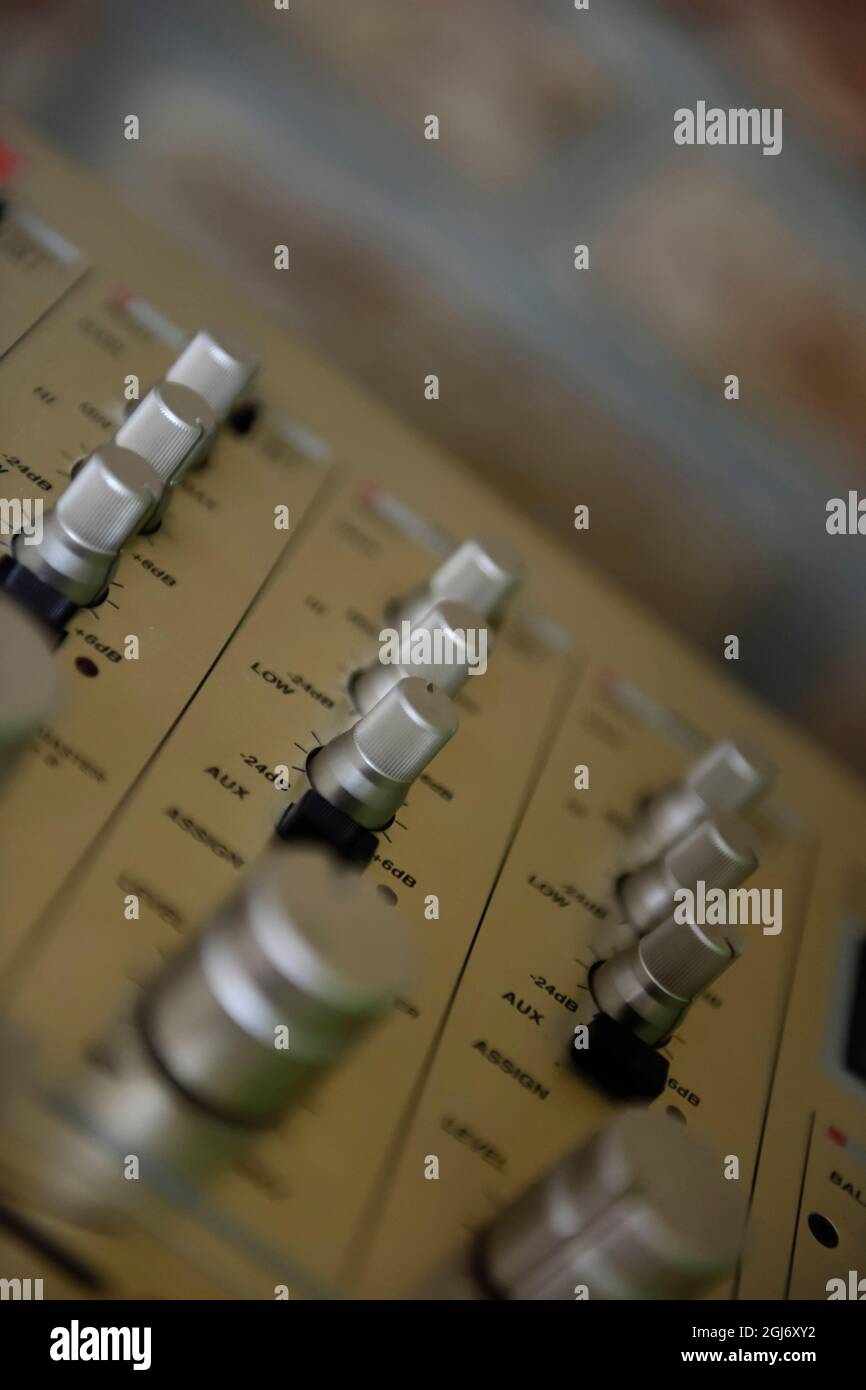 Chaîne hi-Fi vintage, boutons et façade métallique. Banque D'Images