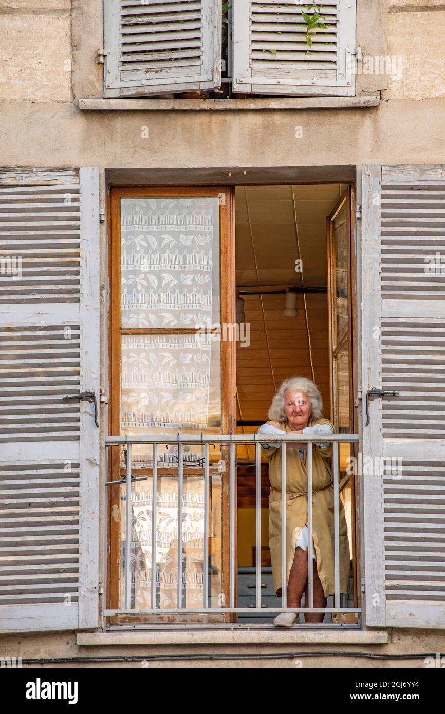 Ancienne femme française traditionnelle à la fenêtre de la maison Manosque en Provence région du Sud de la France. Banque D'Images