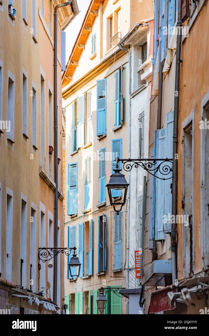 Lampadaire et fenêtres de la maison Manosque en Provence région du Sud de la France. Banque D'Images