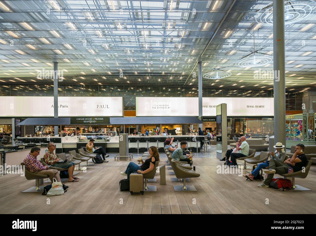 France, Paris. L'aéroport de Chares DE Gaulle, les voyageurs à la zone commerciale hors taxes, Aerogare 2, terminal E. Banque D'Images