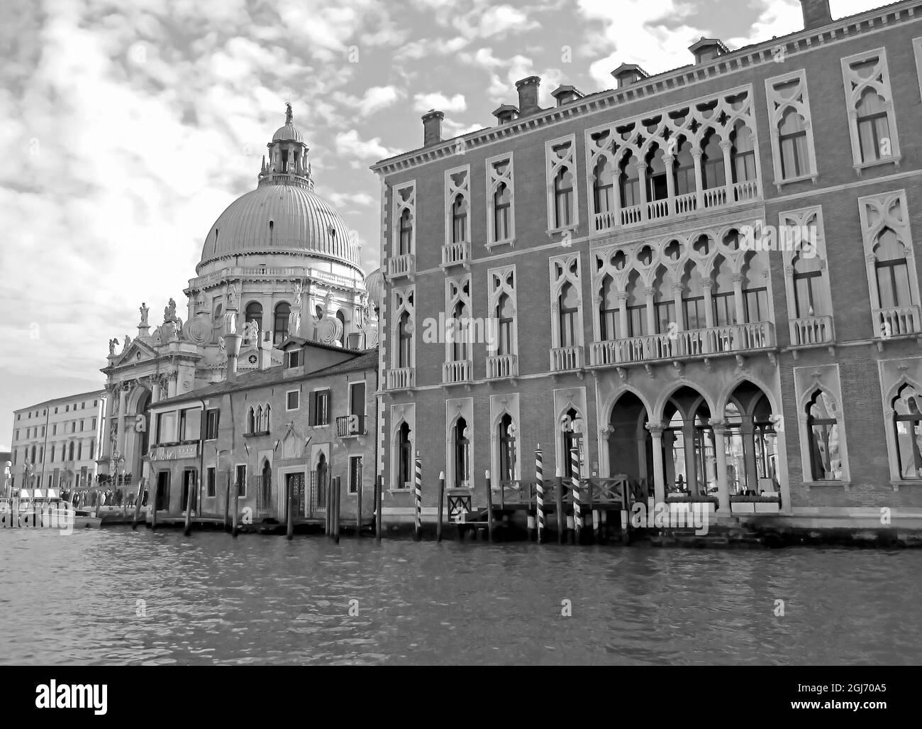 Image monochrome du Grand Canal avec la basilique Saint Marie de la Santé à Venise, Italie Banque D'Images