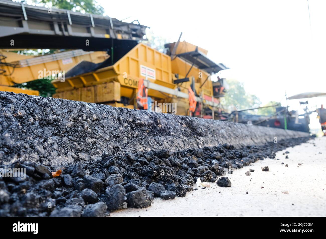 Bordesholm, Allemagne. 09e septembre 2021. Des vestiges d'asphalte sont situés à côté de l'autoroute 215 entre la jonction de l'autoroute Bordesholm et la jonction Blumenthal. L'asphalte compact est actuellement appliqué sur cette section. Les parcours de la relieuse et de la surface sont posés en un seul passage et sur toute la largeur de la chaussée, ce qui a une influence décisive sur la qualité et la durée de vie de la chaussée. Credit: Frank Molter/dpa/Alay Live News Banque D'Images