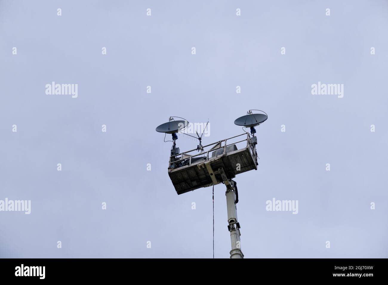 TV Communications Array monté sur une grue extérieure géant de radiodiffusion sur West Shore, Llandudno pour la fin du Tour de Grande-Bretagne 2021 Stage 4 Banque D'Images