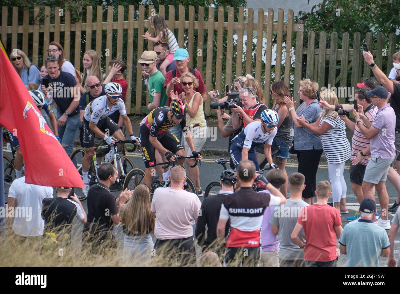 Le principal groupe de cavaliers sur la pente monter la Grande Orme, Llandudno pour la fin du Tour de Grande-Bretagne 2021 Stage 4 Banque D'Images