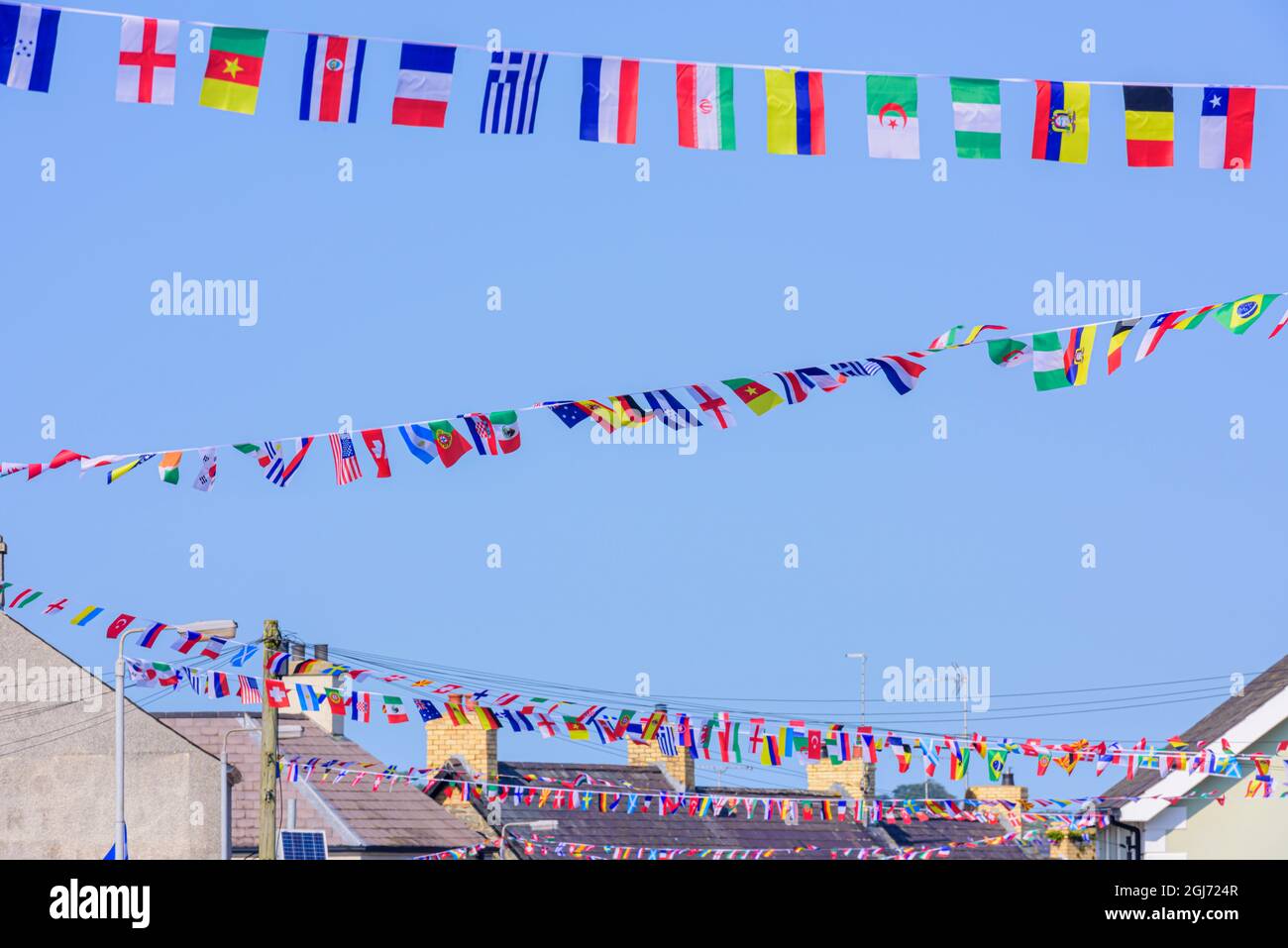 Bunting fait à partir de drapeaux internationaux festoon le village de Strangford, County Down, Irlande du Nord, Royaume-Uni, Royaume-Uni. Banque D'Images