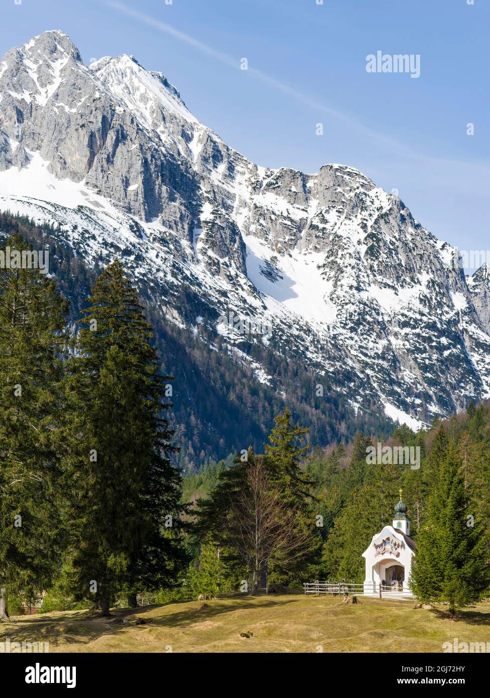 Chapelle Maria Konigin au lac Lauter Voir près de Mittenwald, massif de Wetterstein en arrière-plan, Allemagne, Bavière Banque D'Images