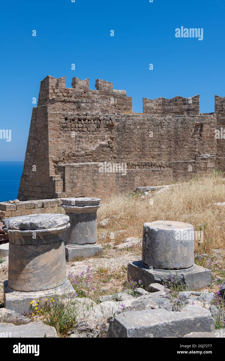 La Grèce, Rhodes, la plus grande des îles du Dodécanèse. Lindos historique médiévale, l'Acropole de Lindos. Banque D'Images